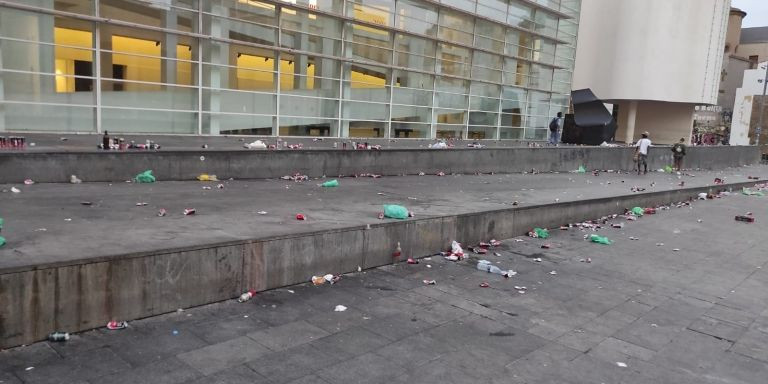 Latas y botellas por el suelo junto al MACBA, en el Raval / CEDIDA