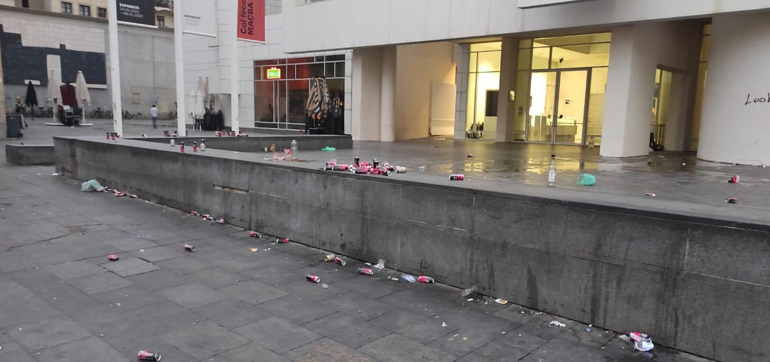 Restos de suciedad en la plaza del MACBA tras una noche de botellón / CEDIDA