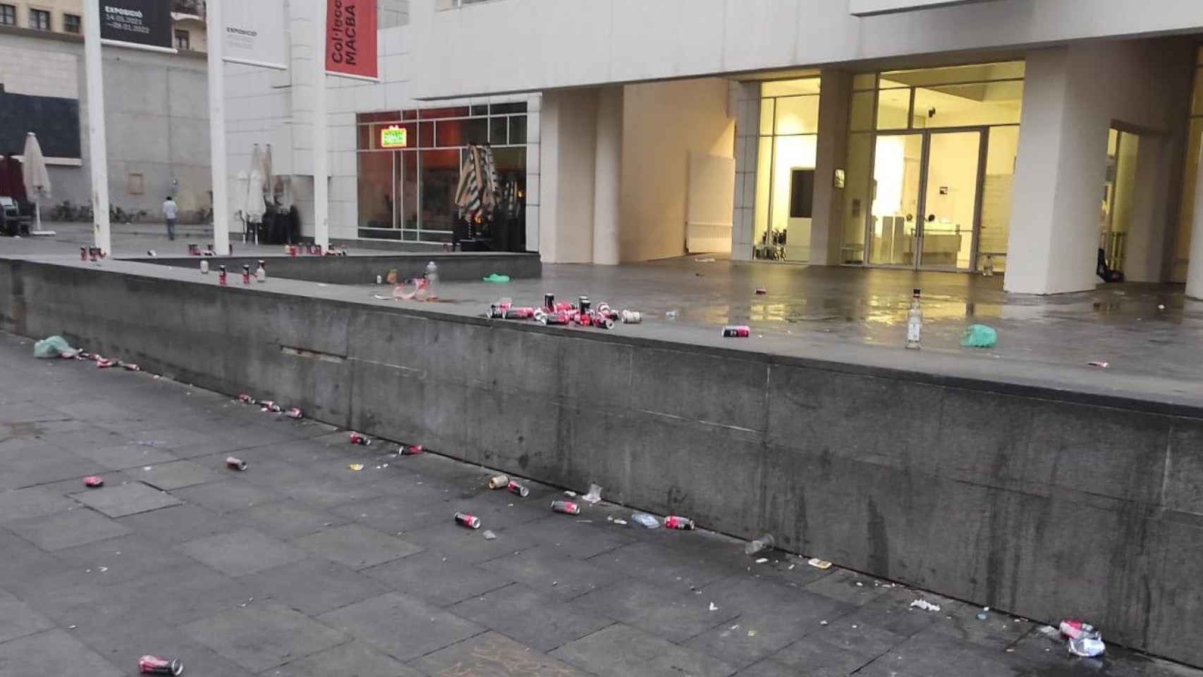 Restos de suciedad en la plaza del MACBA tras otra noche de botellón / CEDIDA