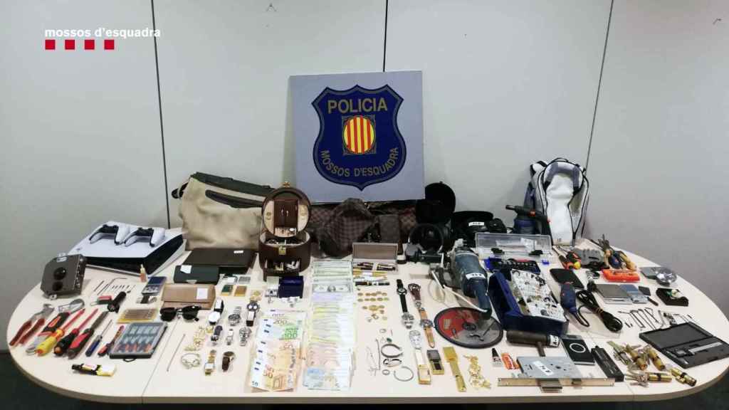 Objetos recuperados por los Mossos de los robos en casas de Barcelona / MOSSOS