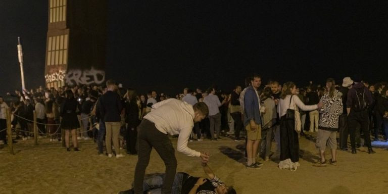 Botellón en una playa de Barcelona / ARCHIVO - EUROPA PRESS