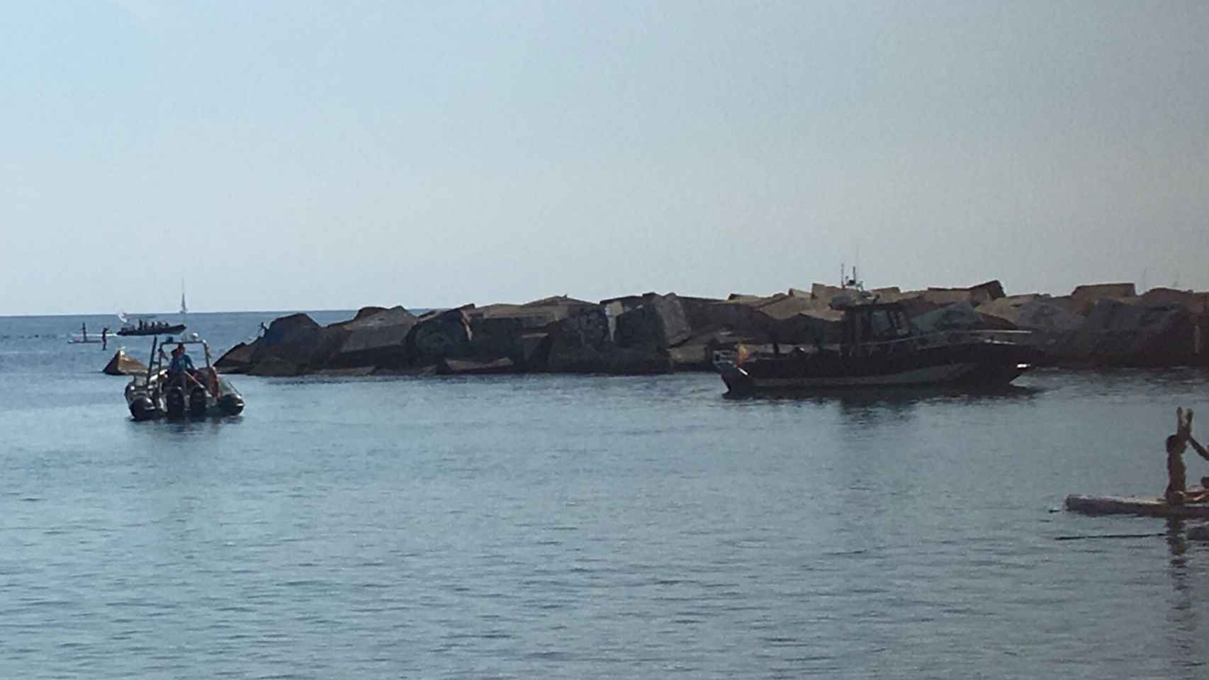 Aguas de la playa de Barcelona junto al Hotel Vela donde ha aparecido una persona muerta / CEDIDA