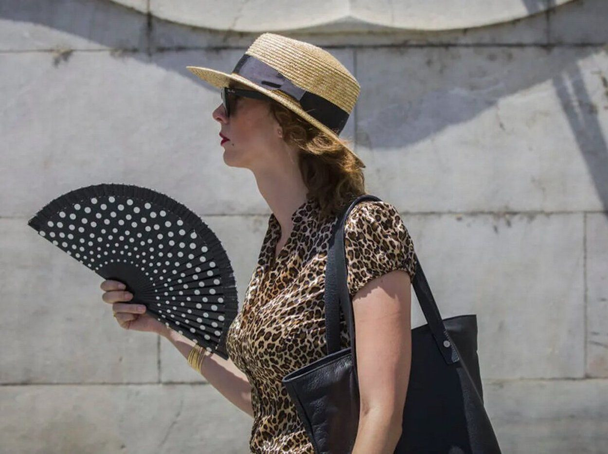 Una mujer se abanica en plena ola de calor / EUROPA PRESS