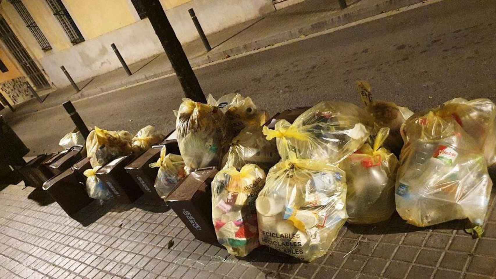 Basura en la calle tras la implementación del puerta a puerta en Sant Andreu / CG