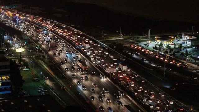 Retenciones nocturnas en la carretera / PIXABAY