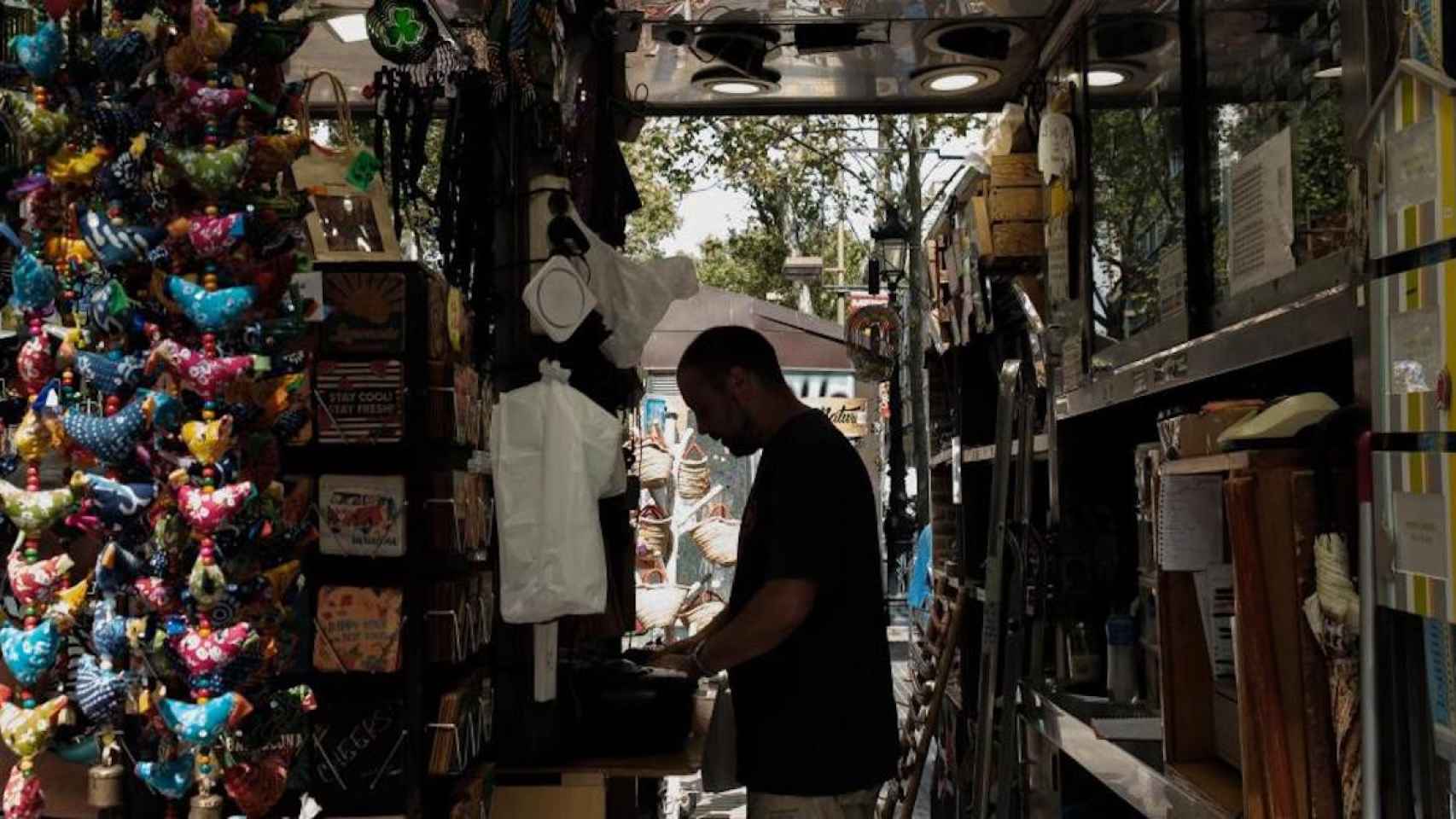 Xavi Cuenca, paradista de las antiguas pajarerías de Las Ramblas / PABLO MIRANZO