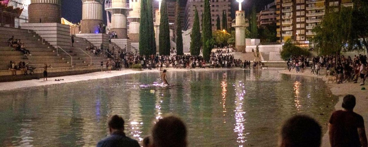 Aglomeraciones en el parque de la Espanya Industrial durante las fiestas de Sants / EUROPA PRESS