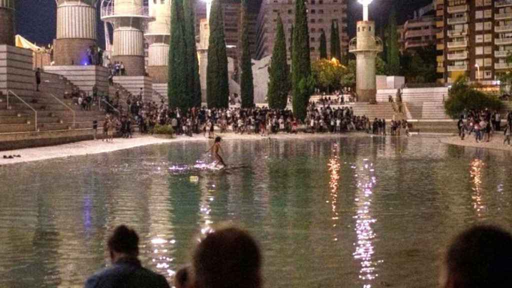 Aglomeraciones en el parque de la Espanya Industrial durante las fiestas de Sants / EUROPA PRESS