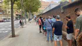 Colas para recibir la vacuna en el Hospital de Sant Pau / METRÓPOLI