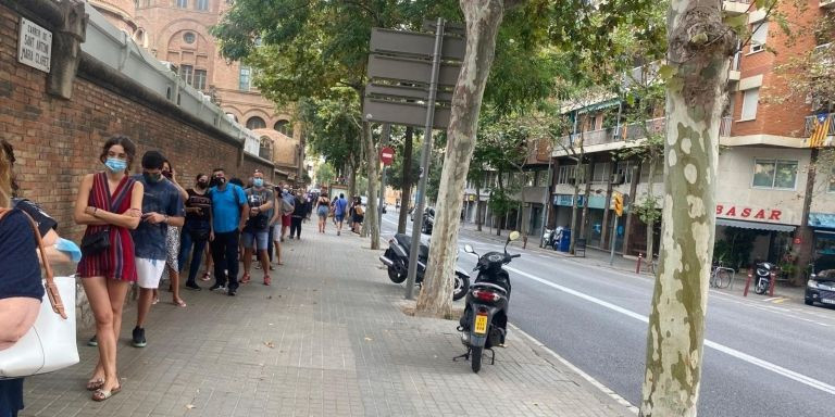 Colas para recibir la vacuna en el Hospital de Sant Pau / METRÓPOLI