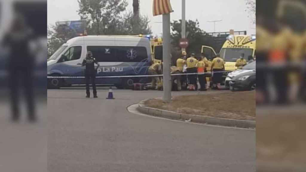 Captura de pantalla del vídeo del accidente de un motorista que ha chocado contra un contenedor en Sant Adrià / METRÓPOLI