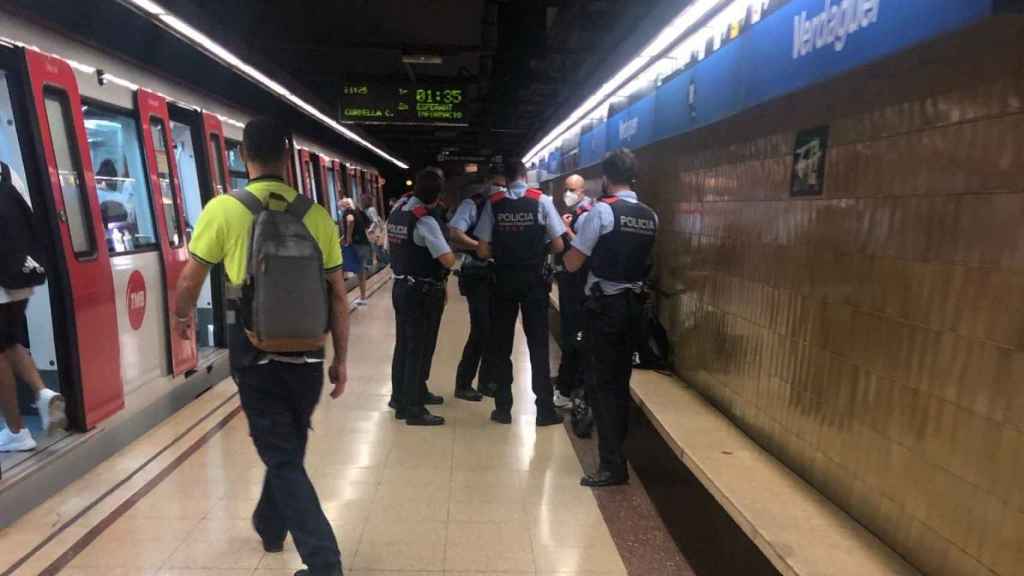 Agentes de Mossos en la estación de Verdaguer