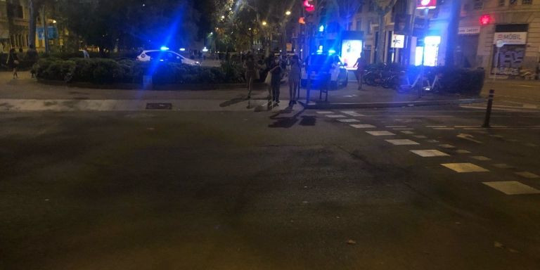 Vehículos de Mossos en el exterior de la estación de Verdaguer