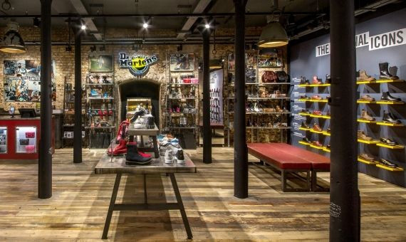 Interior de una tienda de Dr. Martens / DR. MARTENS