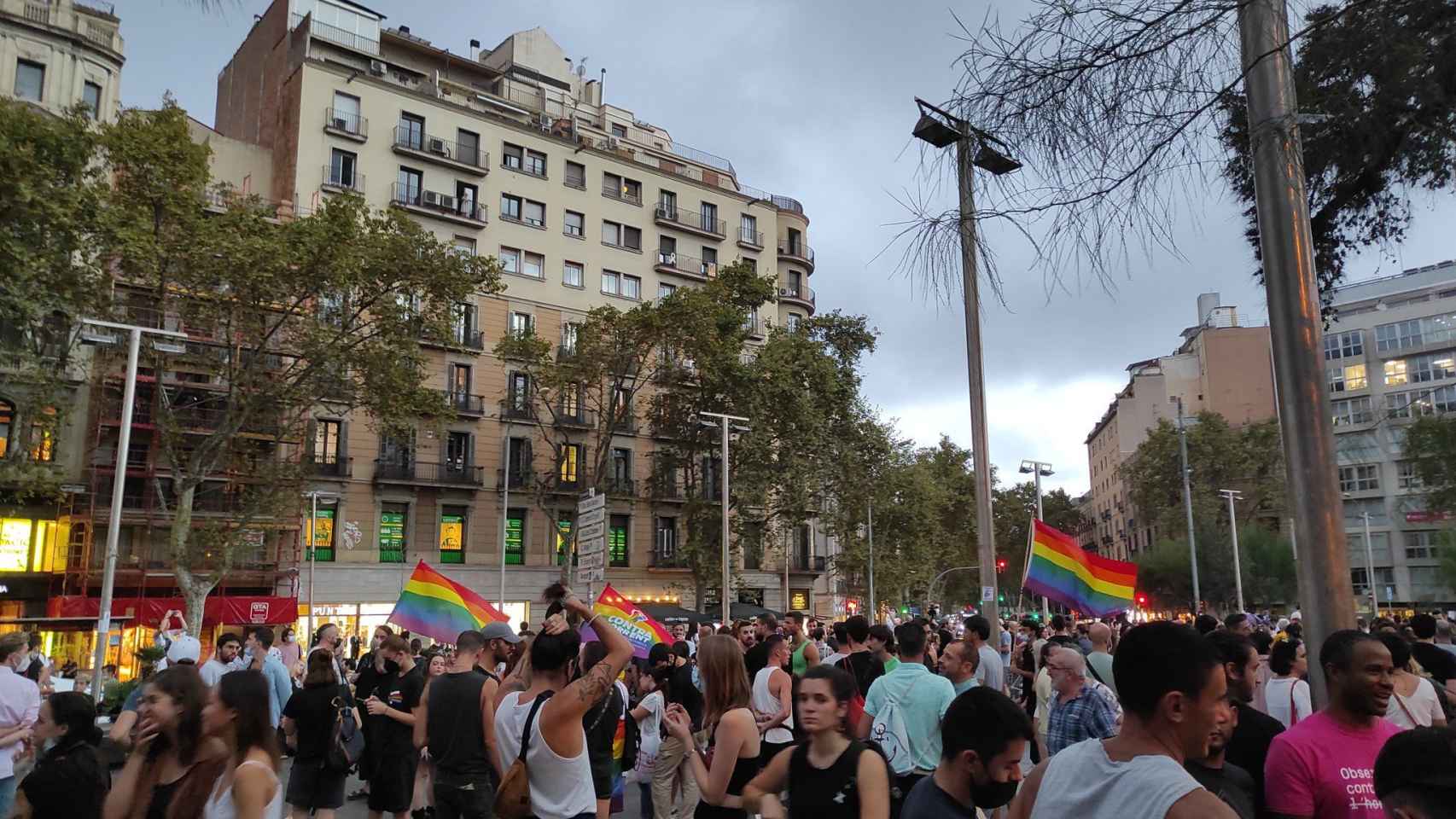 Un millar de personas protestan en plaza Universitat contra las agresiones homófobas / L'OCTUBRE CMI - TWITTER