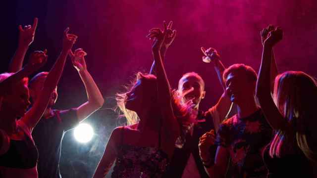 Un grupo de jóvenes en una discoteca / ISTOCK