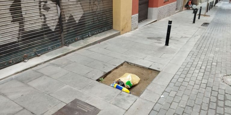 Basura en el alcorque de un árbol / METRÓPOLI - JORDI SUBIRANA