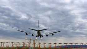 Un avión despega en el Aeropuerto de Barcelona-El Prat / EFE