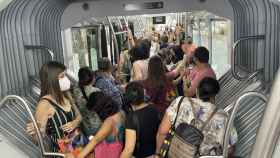Aglomeraciones en un bus de Barcelona / @EDORTAMORENO