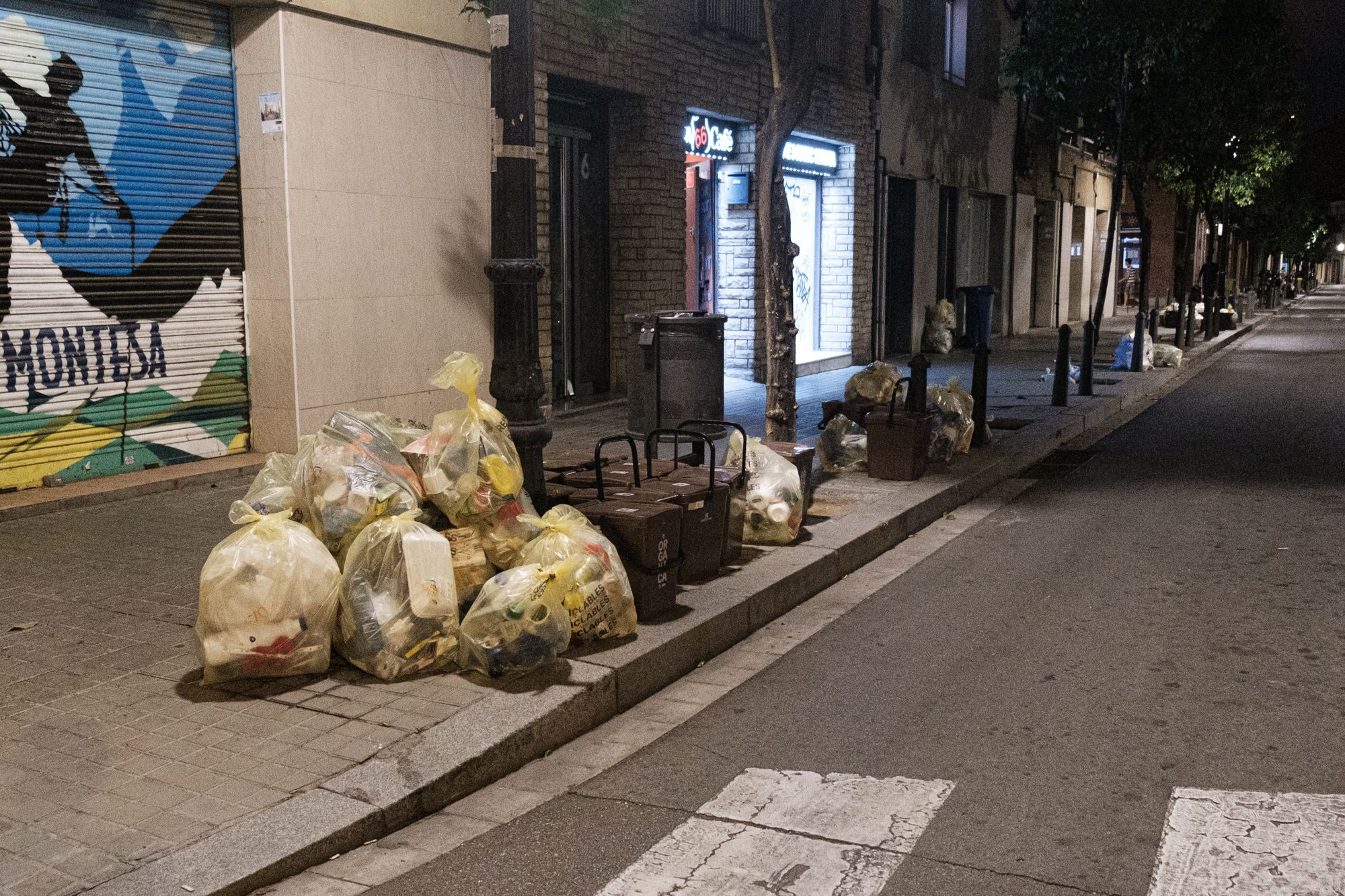 Montones de basura en una calle de Sant Andreu / METRÓPOLI - PABLO MIRANZO