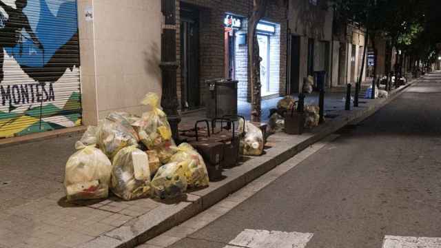 Montones de basura en una calle de Sant Andreu / METRÓPOLI - PABLO MIRANZO