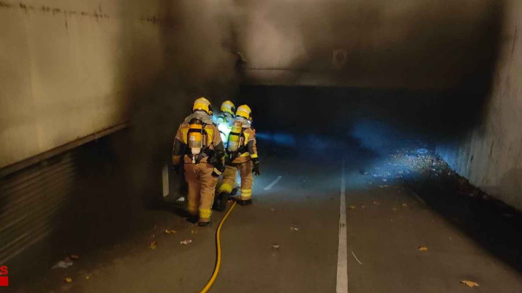 Bomberos trabajando en el incendio de Mataró / BOMBERS GENERALITAT