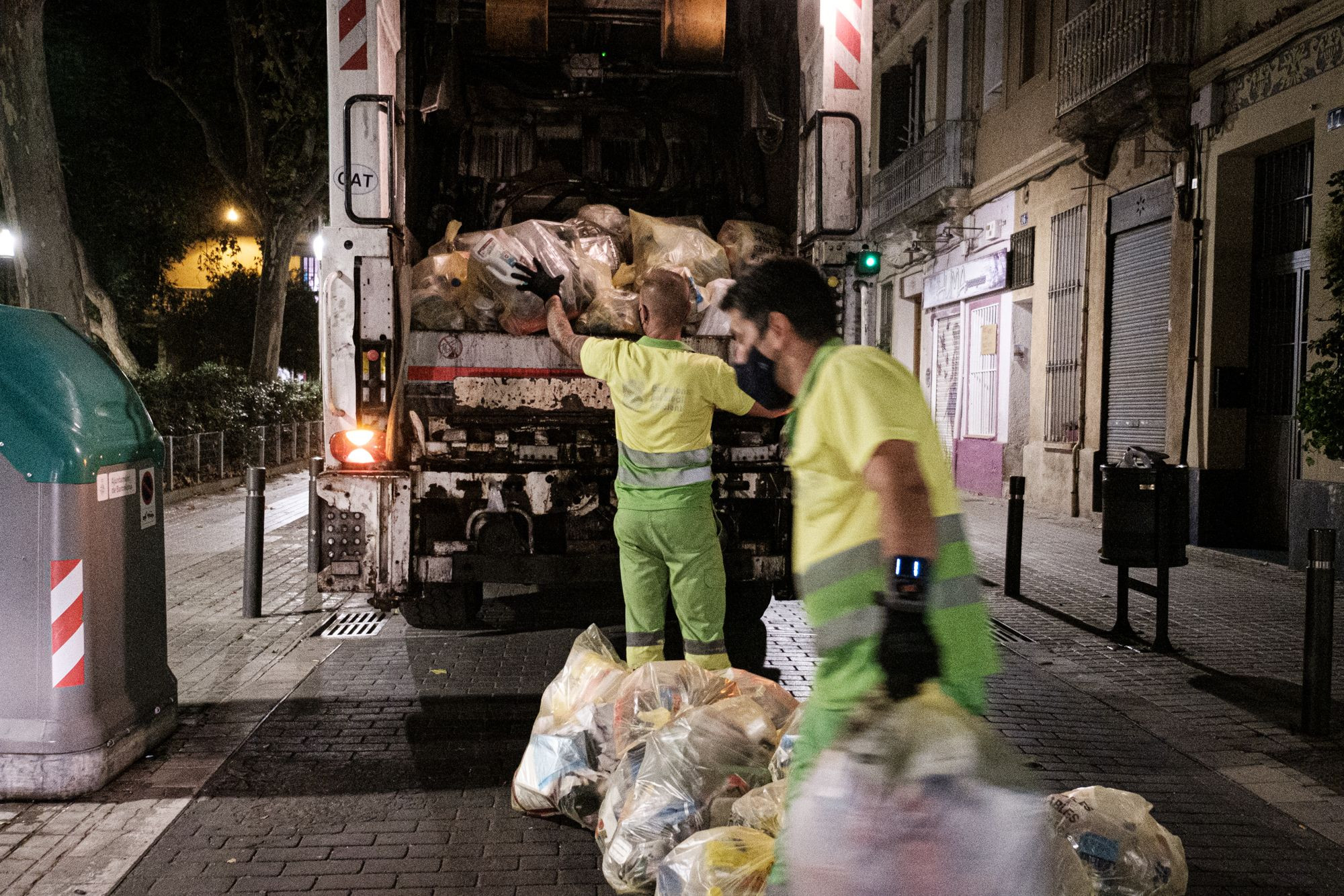 Recogida de las bolsas de basura en Sant Andreu / PABLO MIRANZO