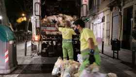 Recogida de las bolsas de basura que contienen plásticos, el pasado miércoles 8 de septiembre, en la calle Coroleu de Sant Andreu / PABLO MIRANZO