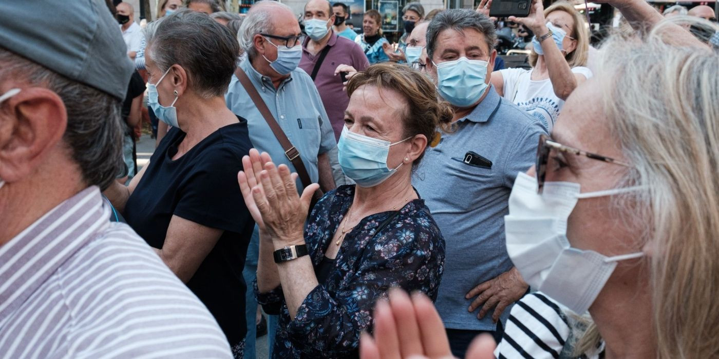 Vecinos de Sant Andreu protestan en la plaza Orfila contra el nuevo sistema de recogida de basuras del Ayuntamiento de Barcelona / PABLO MIRANZO