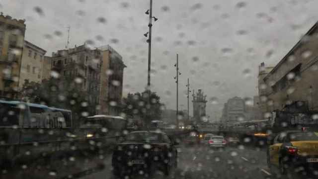 Vehículos circulando por la Gran Via de Barcelona durante un episodio de lluvias / EUROPA PRESS