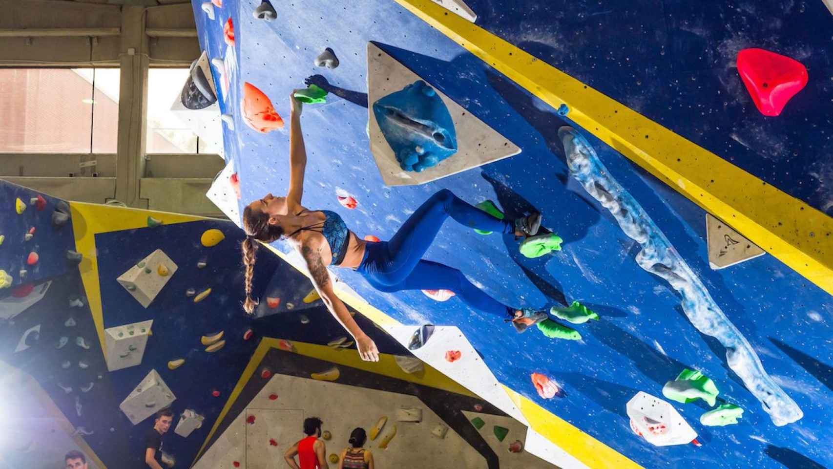 Una chica escala una pared de uno de los 10 mejores rocódromos de Barcelona / SHARMA CLIMBING