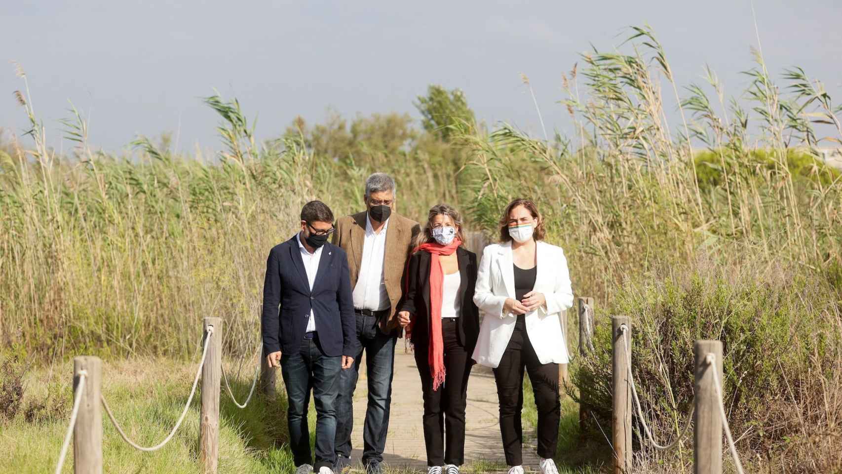 Ada Colau junto a Yolanda Díaz y Lluís Mijoler, alcalde del Prat de Llobregat, este jueves en La Ricarda / EFE