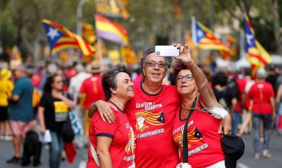 Tres personas haciéndose un 'selfie' en la manifestación independentista convocada por la ANC / EFE