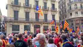 Manifestantes, en tensión ante la prefactura de la Policía Nacional en la Via Laietana / TWITTER