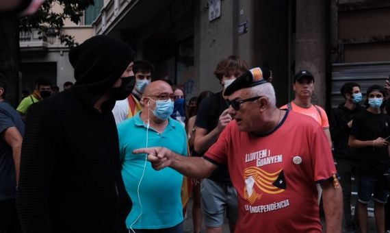 Un manifestante alecciona a otro durante los disturbios de Via Laietana en el 11S / PABLO MIRANZO - MA