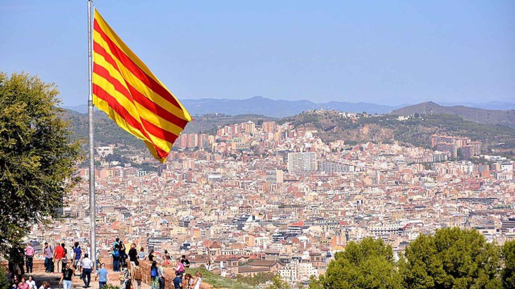 Vistas de Barcelona desde el Castell de Montjuïc con la 'senyera' ondeando