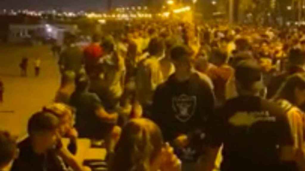 Cientos de jóvenes en el botellón de el barrio del Poblenou / CG