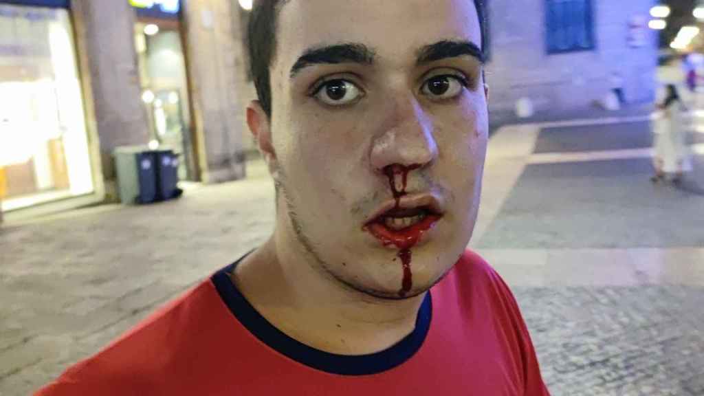 Ultras agreden a un independentista en plaza Sant Jaume / RAI LÓPEZ CALVET - TWITTER