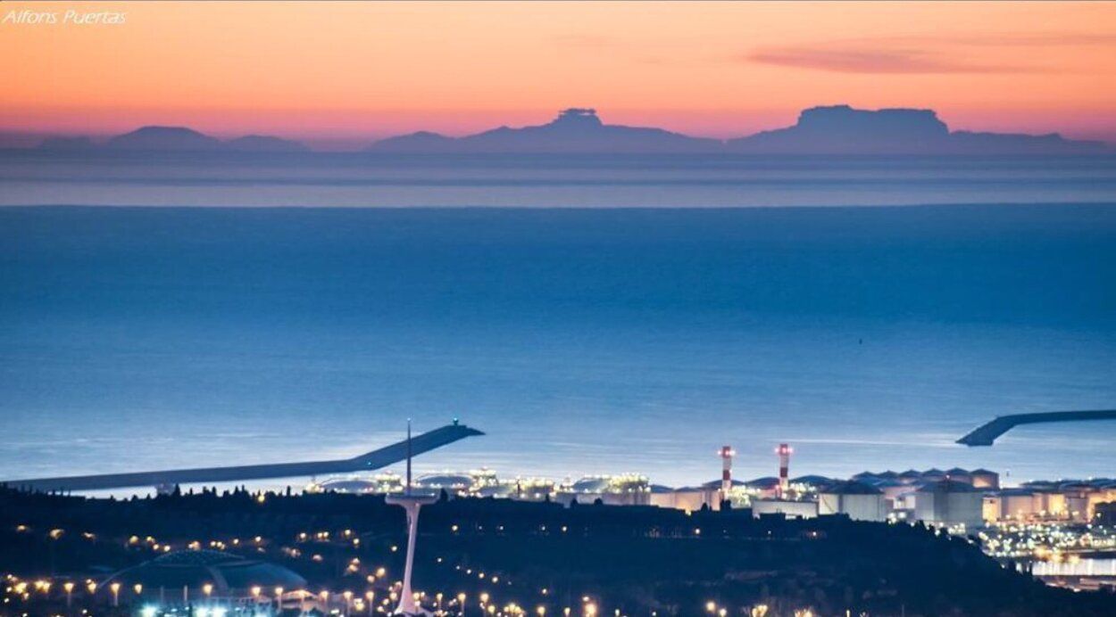 Vista panorámica de la ciudad con la isla de Mallorca de fondo / ALFONS PUERTAS - @alfons_pc