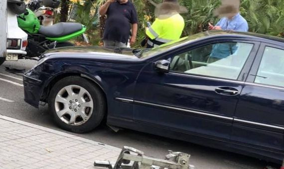 Coche accidentado por el carril bici en L'Eixample / CEDIDA