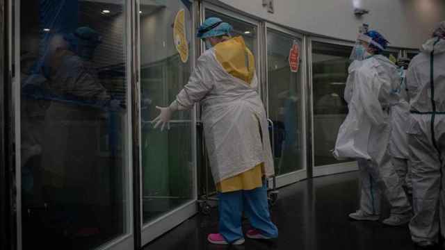 Trabajadores sanitarios protegidos en la uci del Hospital del Mar, en Barcelona / EUROPA PRESS - DAVID ZORRAKINO