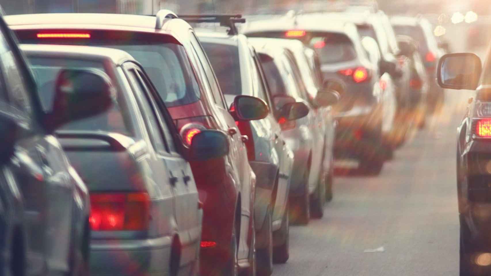 Atasco monumental de coches en una imagen de archivo / ISTOCK