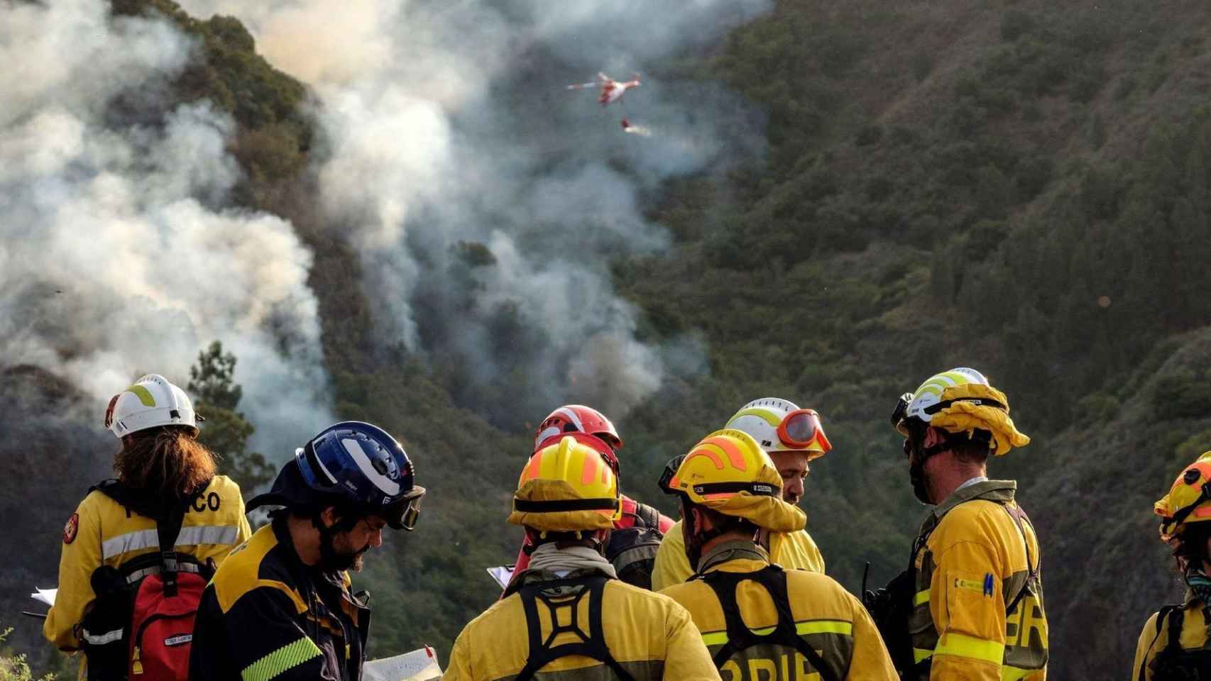 Varios bomberos trabajando en un incendio / EFE