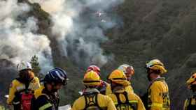 Varios bomberos trabajando en un incendio / EFE