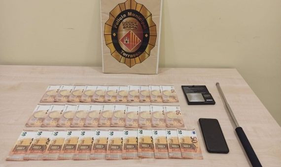 Dinero falso, la balanza de precisión y la porra extensible
requisados al detenido / POLICÍA MUNICIPAL DE TERRASSA