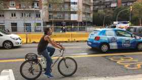 Un ciclista circula por el carril bus en el tramo de obras de la avenida Meridiana / RP