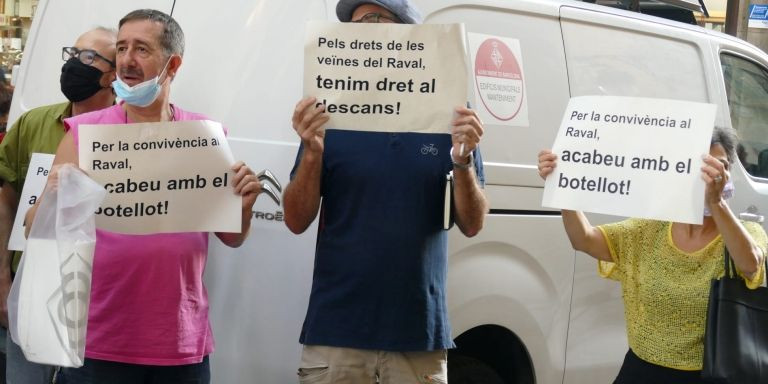 Manifestantes durante la protesta en Ciutat Vella