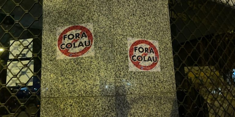 Adhesivos de 'Fora Colau' / EDORTA MORENO