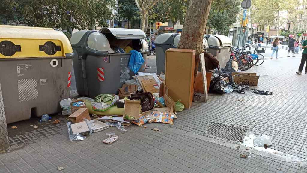 Una acera junto a la ronda de Sant Antoni, de Barcelona, convertida en un estercolero / CEDIDA