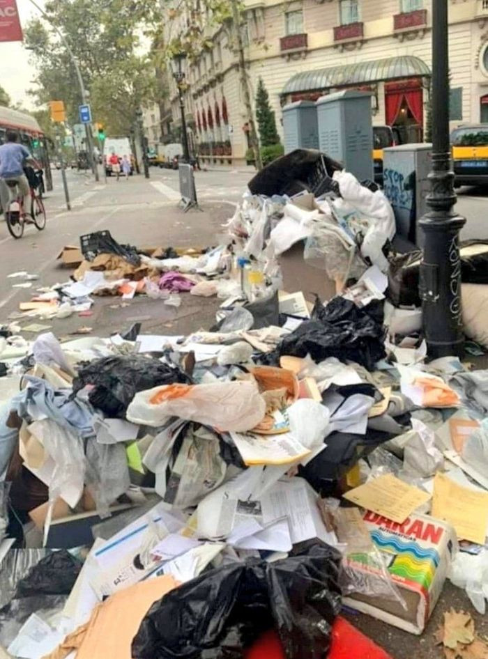 Una acera junto al antiguo Hotel Ritz llena de basura / TWITTER EVA BARÓ